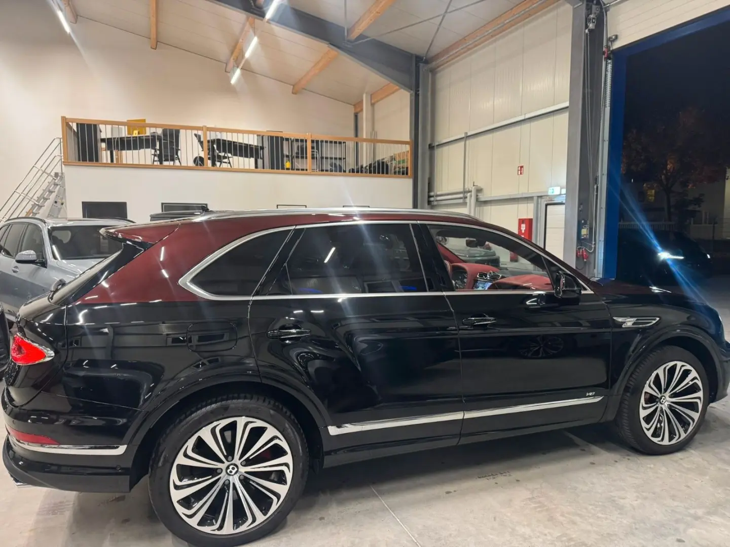 BENTAYGA AZURE DUO TONE MULLINER 4-SEATS FULLY
