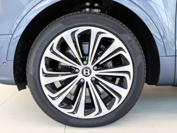Bentayga V8 EWB Azure V8