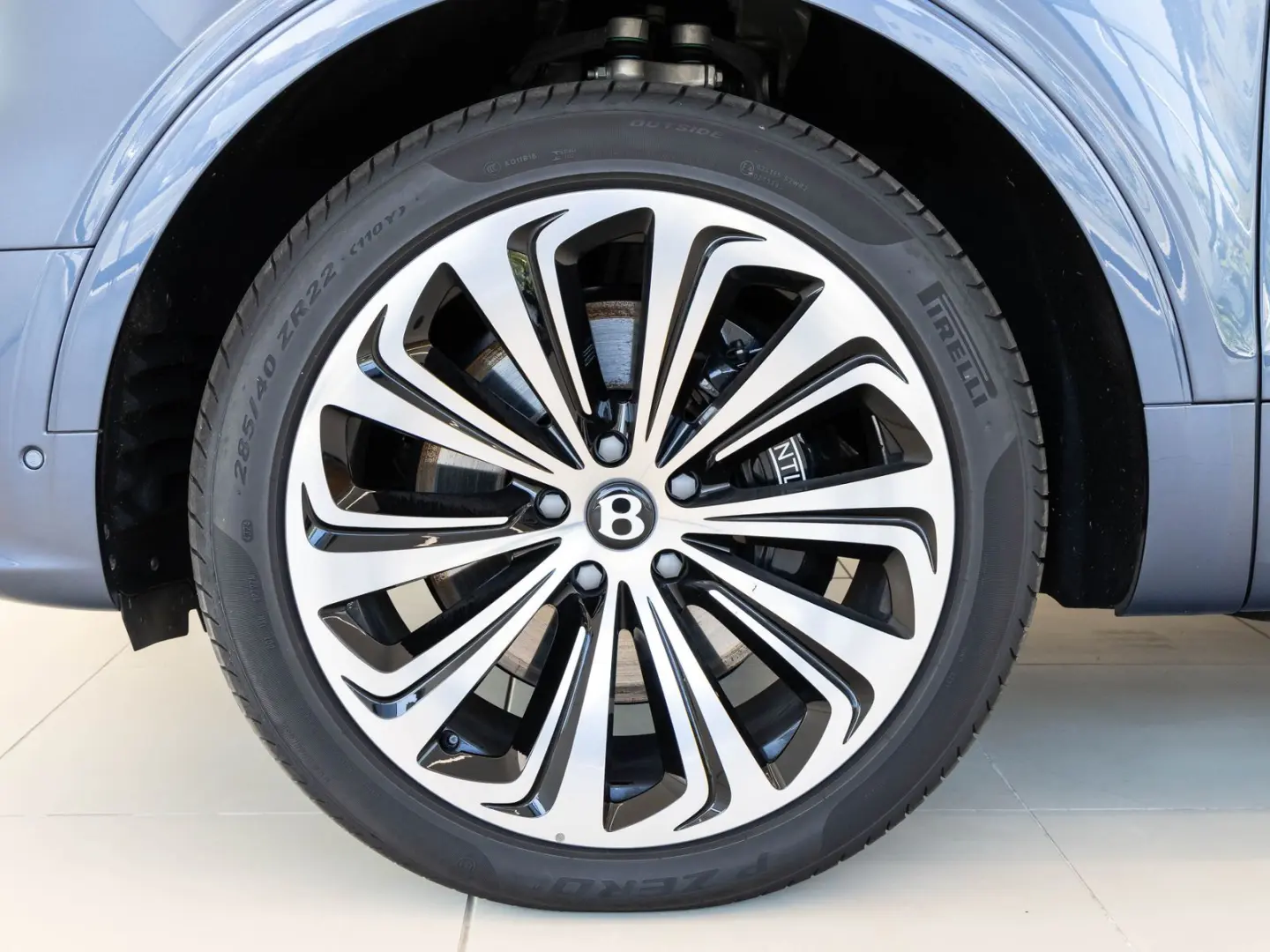 Bentayga V8 EWB Azure V8