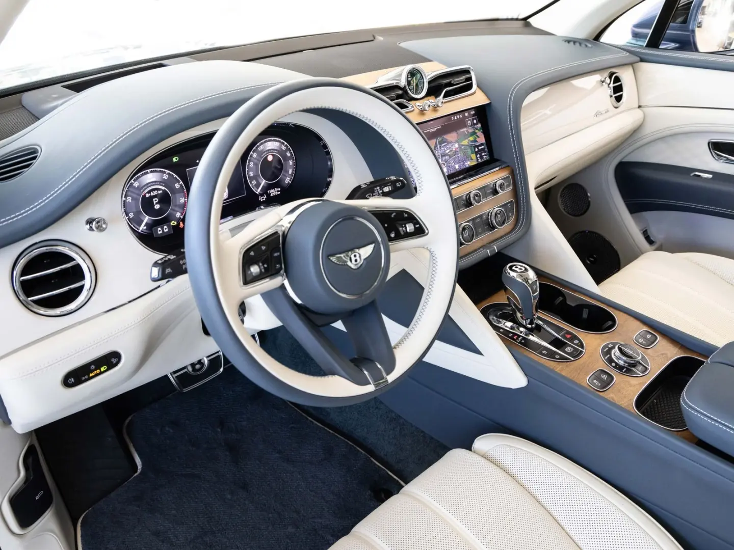 Bentayga V8 EWB Azure V8