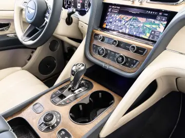 Bentayga V8 EWB Azure V8