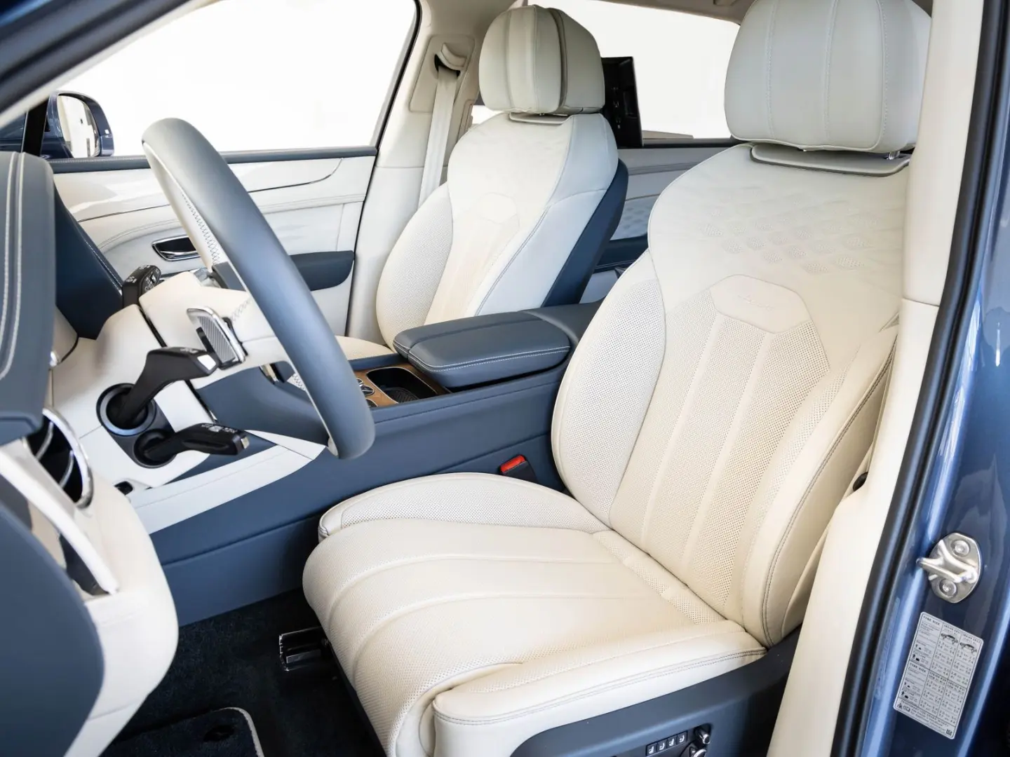 Bentayga V8 EWB Azure V8