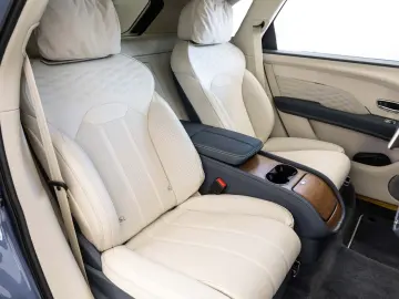 Bentayga V8 EWB Azure V8