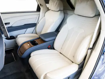 Bentayga V8 EWB Azure V8