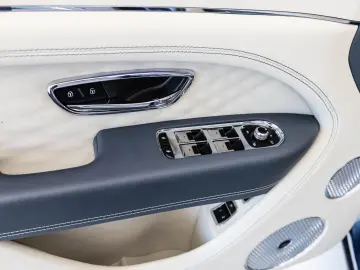 Bentayga V8 EWB Azure V8