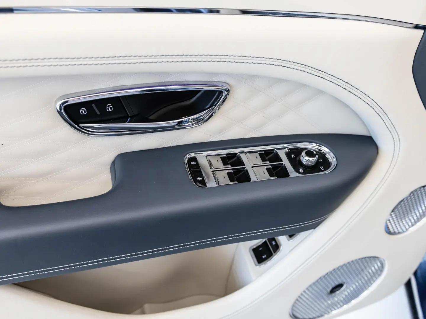 Bentayga V8 EWB Azure V8