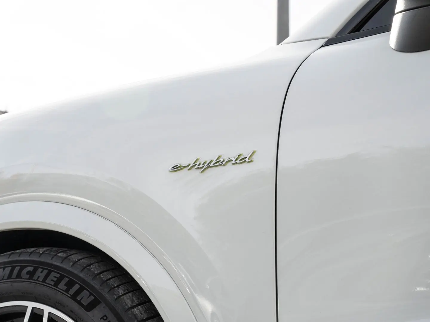 Cayenne E-Hybrid Matrix Massage SoftClose PassDisplay InnoDr