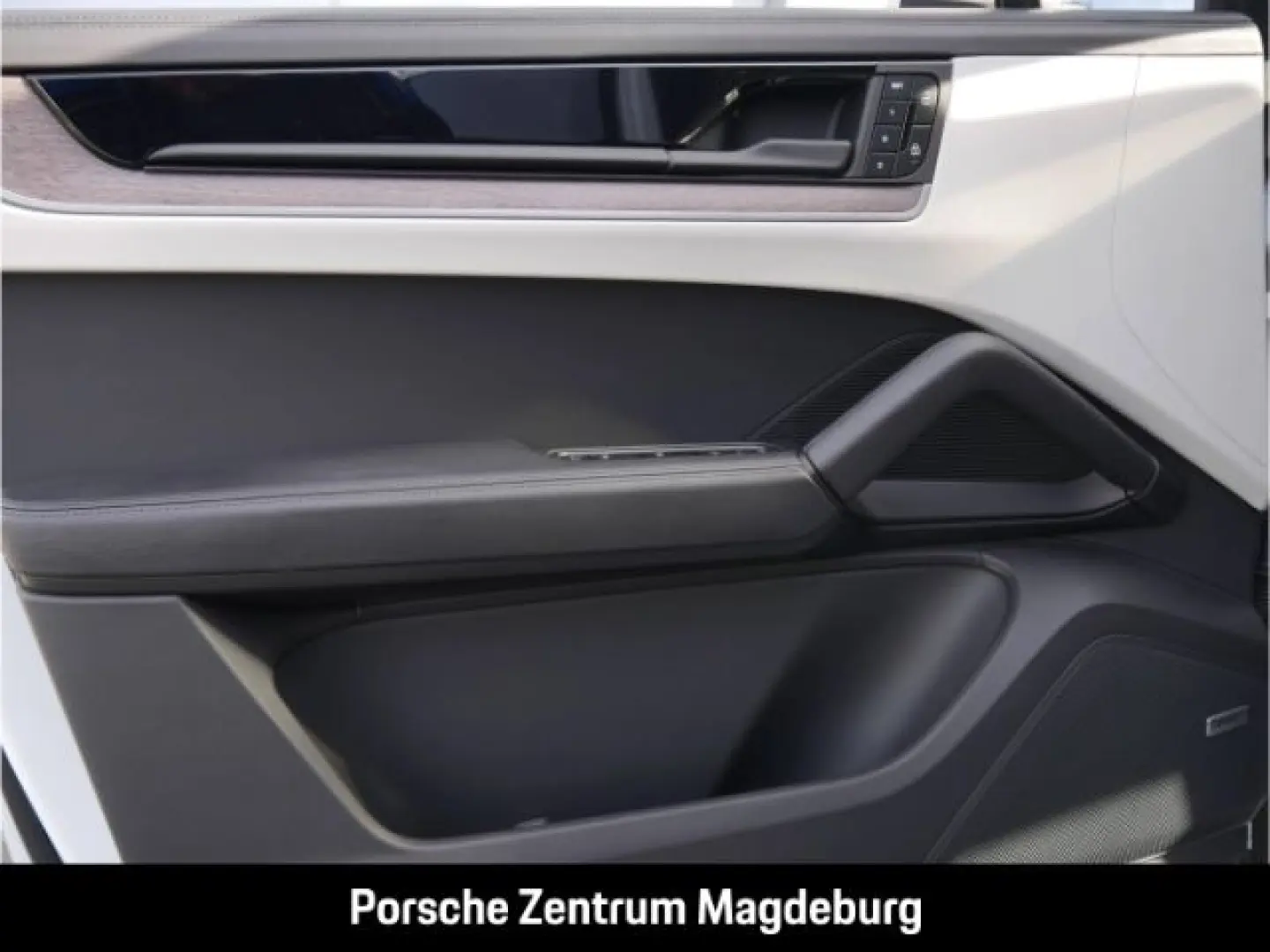 Cayenne E-Hybrid SoftClo Massage Ventilat PassDispl Matrix