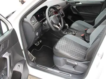 Volkswagen Tiguan 2.0TDI R-LINE4x4 MATRIX PANO 7SITZE NAVI