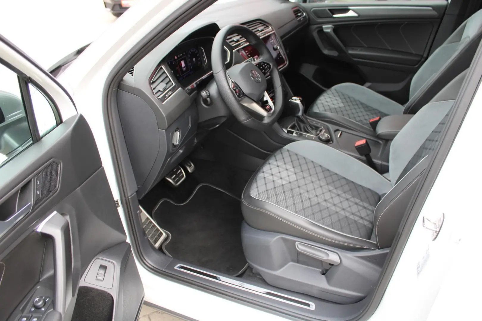 Volkswagen Tiguan 2.0TDI R-LINE4x4 MATRIX PANO 7SITZE NAVI