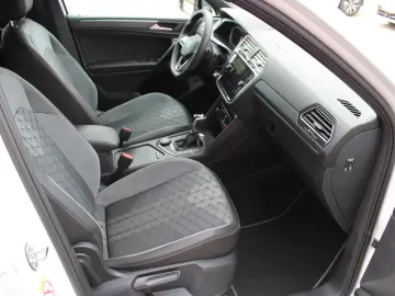 Volkswagen Tiguan 2.0TDI R-LINE4x4 MATRIX PANO 7SITZE NAVI