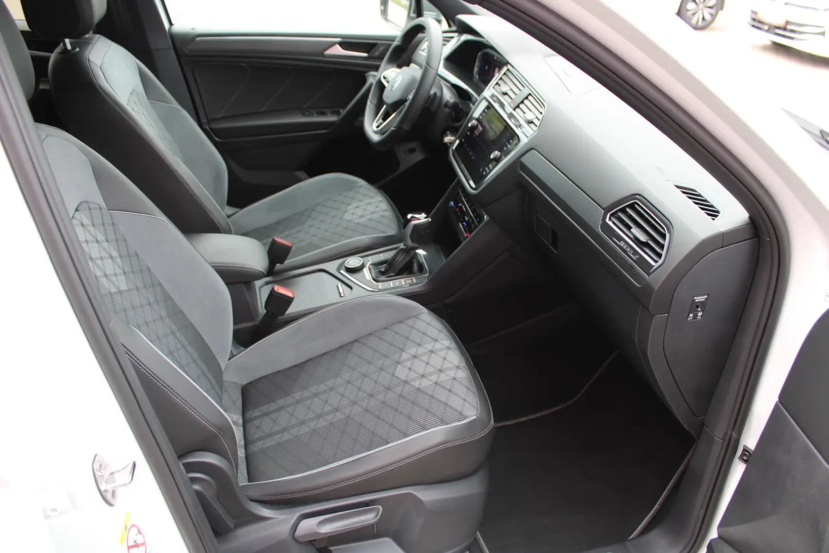 Volkswagen Tiguan 2.0TDI R-LINE4x4 MATRIX PANO 7SITZE NAVI