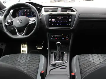 Volkswagen Tiguan 2.0TDI R-LINE4x4 MATRIX PANO 7SITZE NAVI