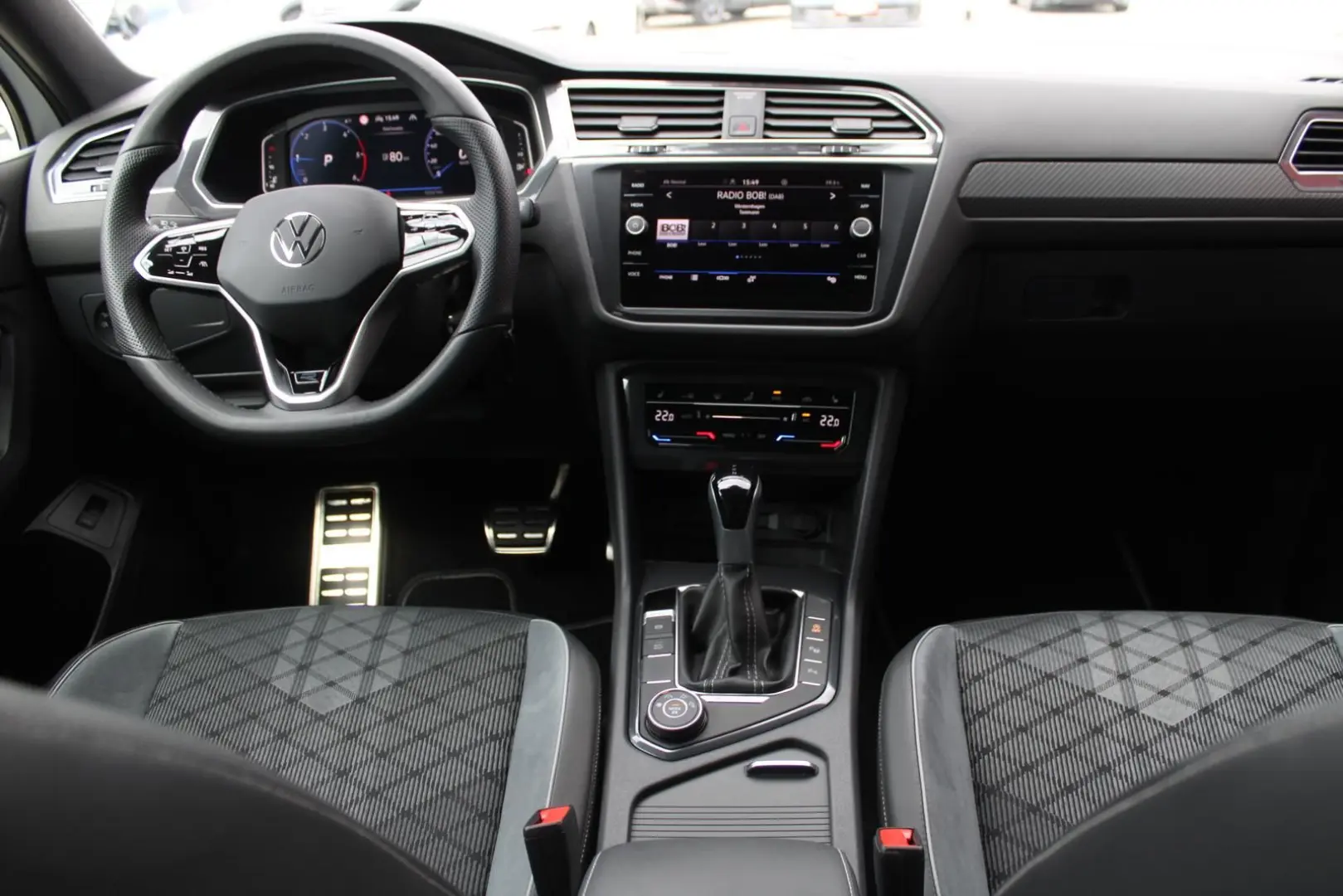 Volkswagen Tiguan 2.0TDI R-LINE4x4 MATRIX PANO 7SITZE NAVI