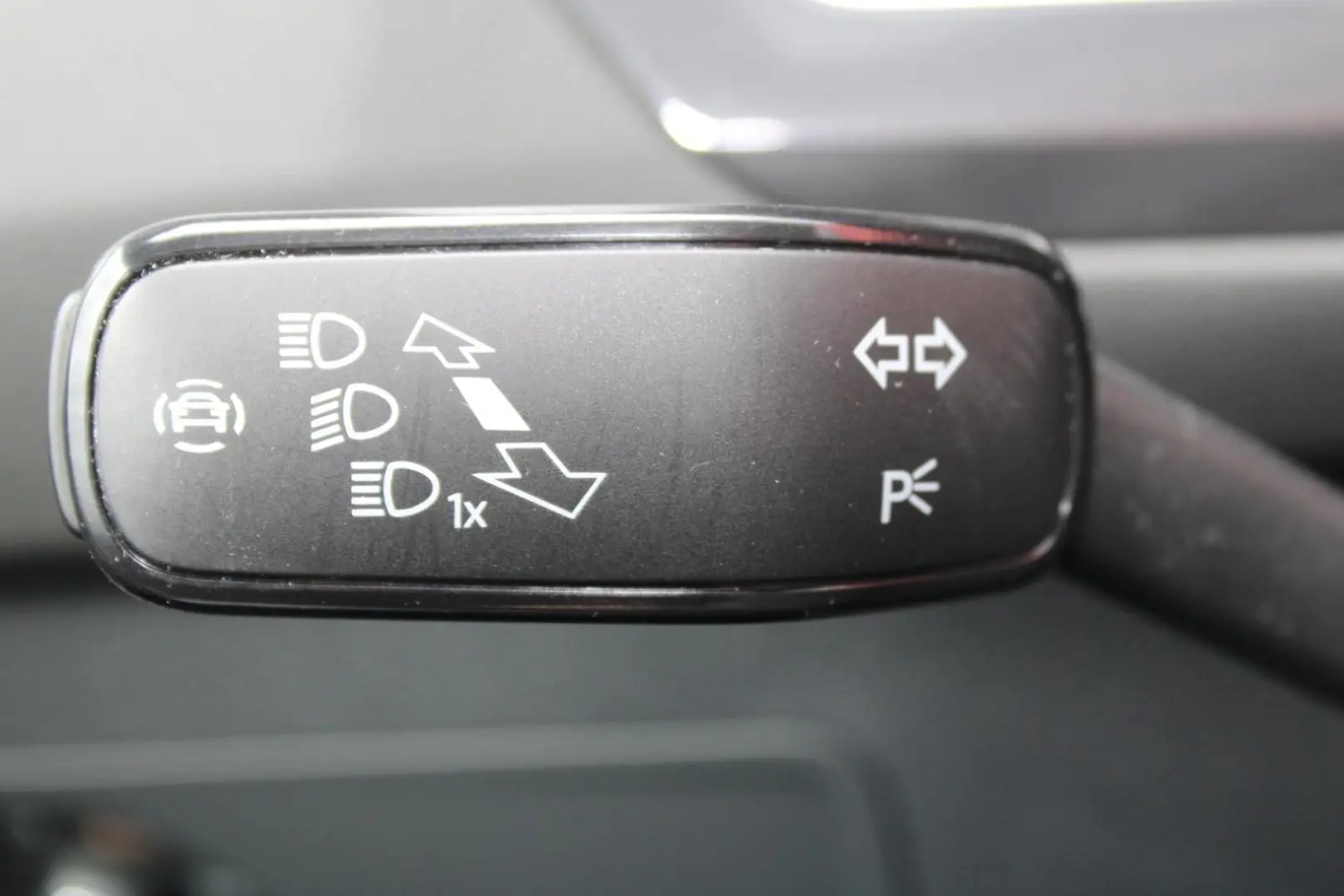 Volkswagen Tiguan 2.0TDI R-LINE4x4 MATRIX PANO 7SITZE NAVI