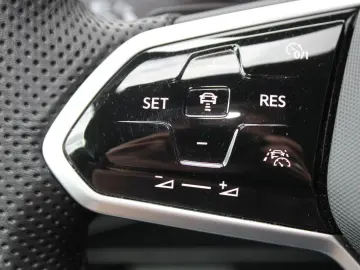 Volkswagen Tiguan 2.0TDI R-LINE4x4 MATRIX PANO 7SITZE NAVI