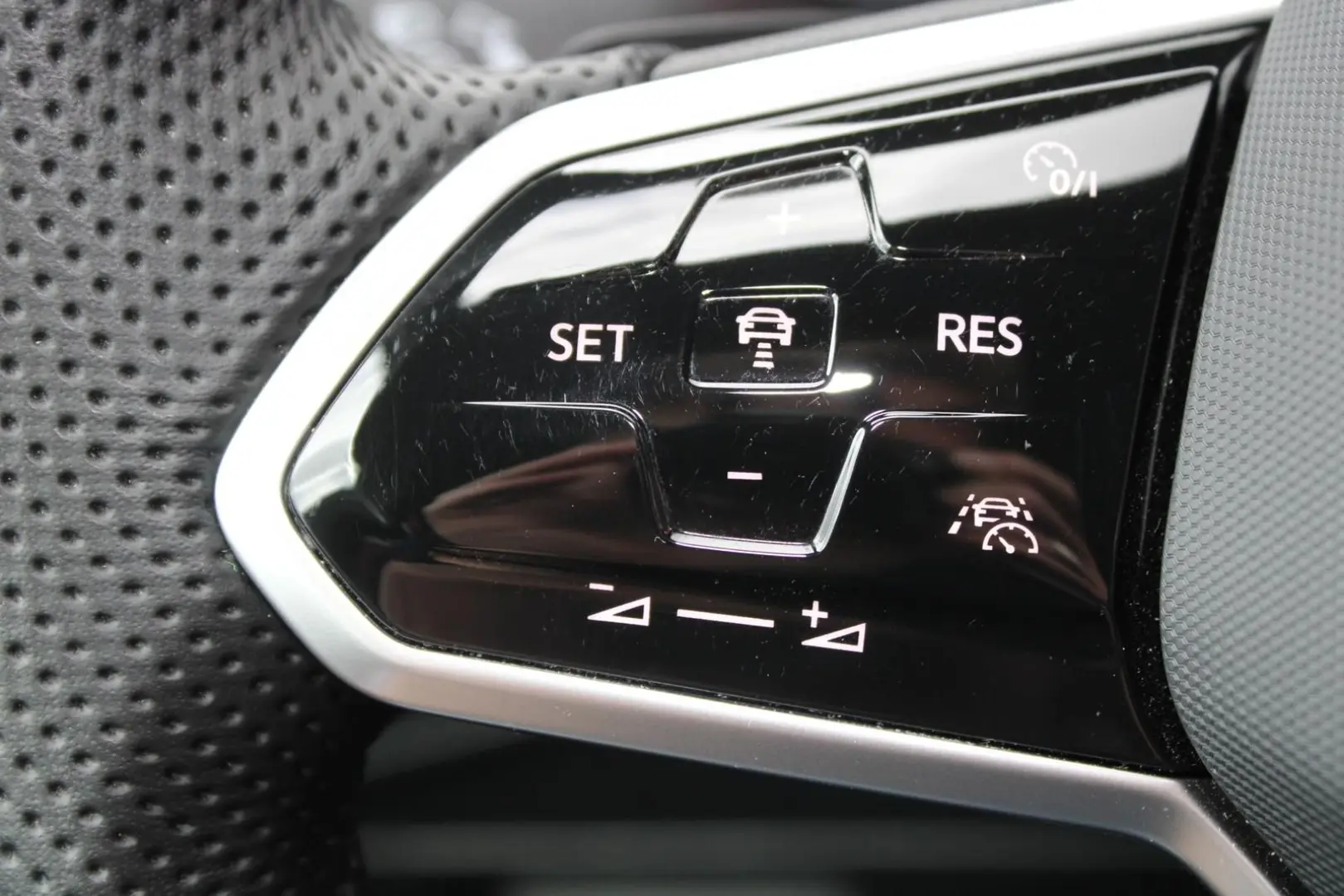 Volkswagen Tiguan 2.0TDI R-LINE4x4 MATRIX PANO 7SITZE NAVI