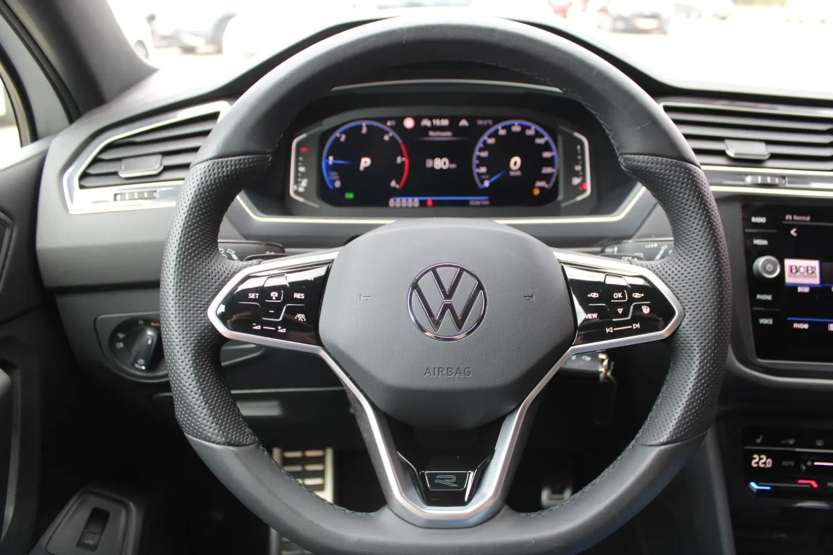 Volkswagen Tiguan 2.0TDI R-LINE4x4 MATRIX PANO 7SITZE NAVI