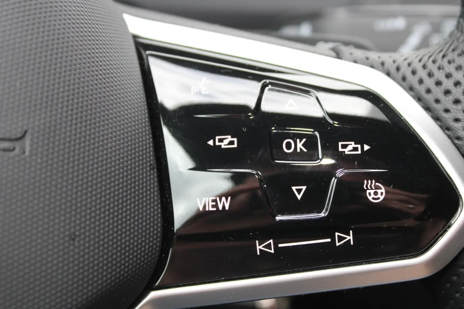 Volkswagen Tiguan 2.0TDI R-LINE4x4 MATRIX PANO 7SITZE NAVI