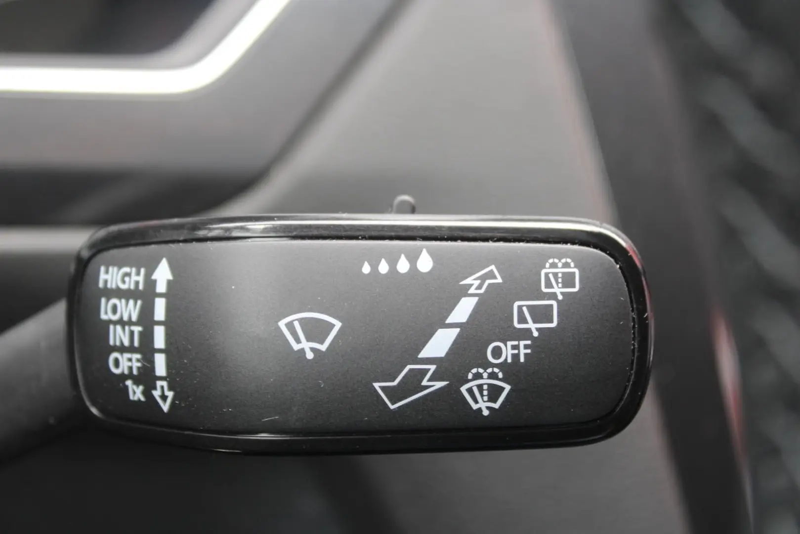 Volkswagen Tiguan 2.0TDI R-LINE4x4 MATRIX PANO 7SITZE NAVI