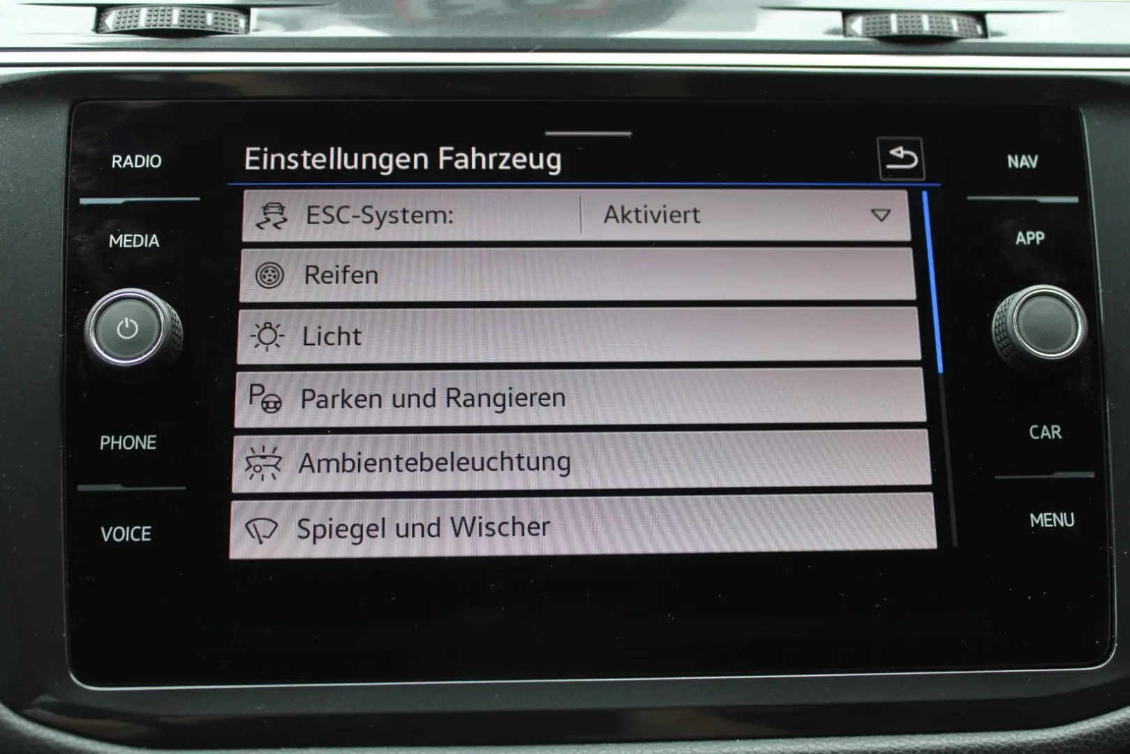 Volkswagen Tiguan 2.0TDI R-LINE4x4 MATRIX PANO 7SITZE NAVI