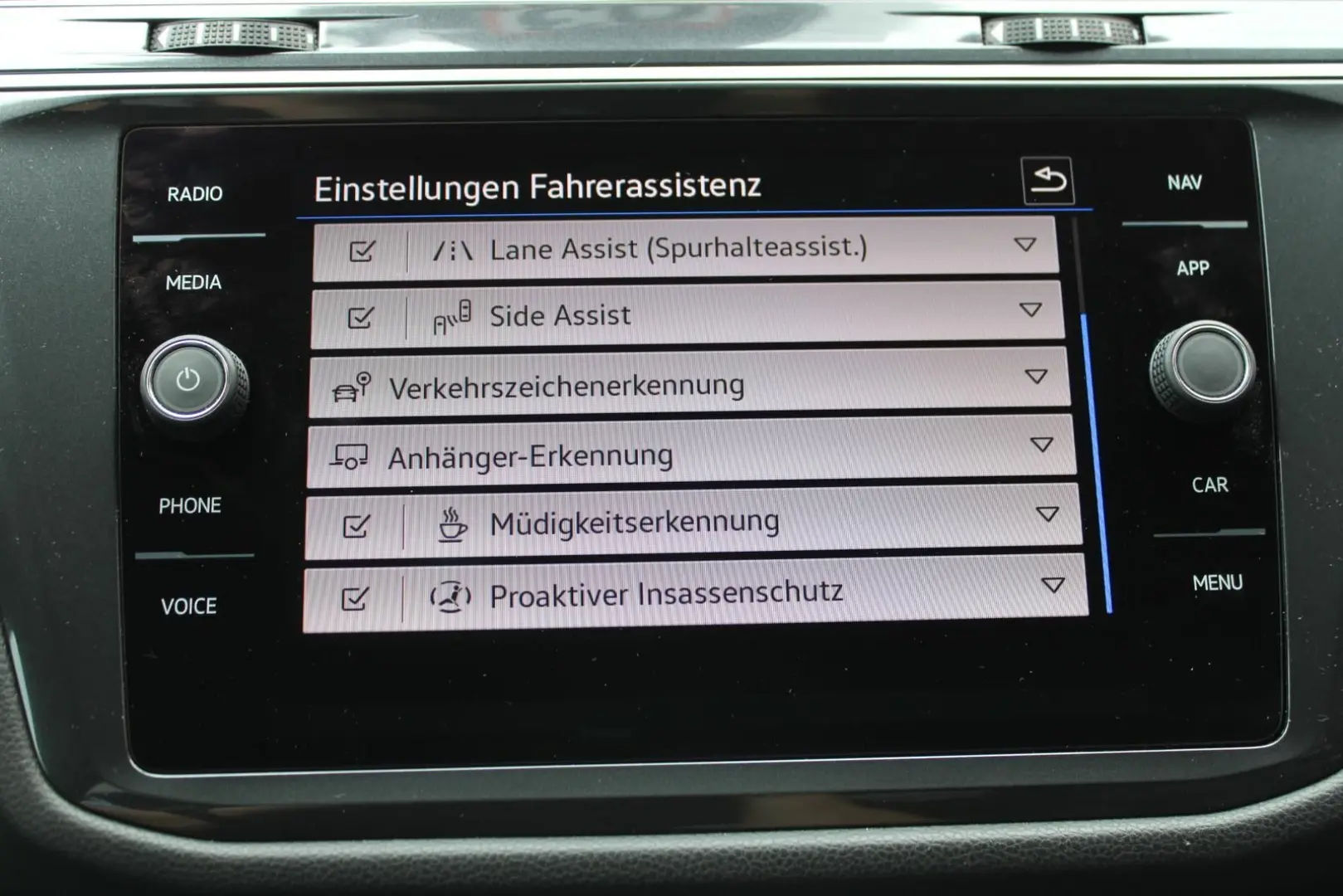 Volkswagen Tiguan 2.0TDI R-LINE4x4 MATRIX PANO 7SITZE NAVI