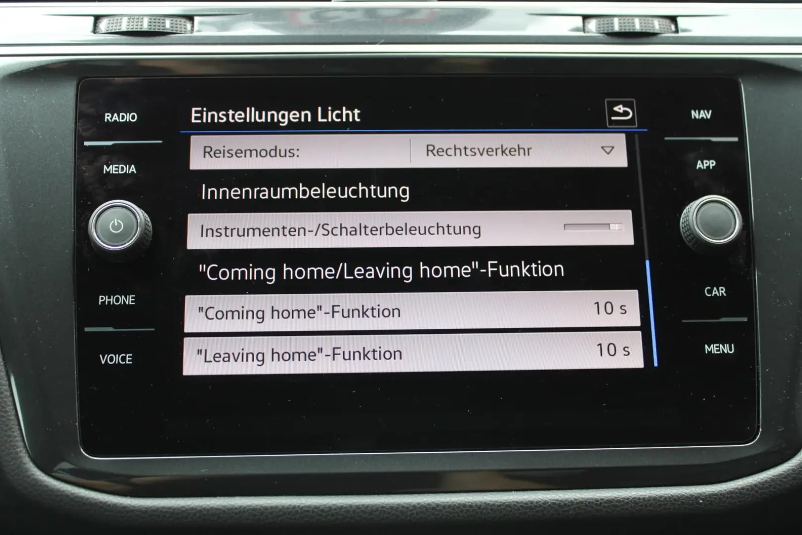 Volkswagen Tiguan 2.0TDI R-LINE4x4 MATRIX PANO 7SITZE NAVI