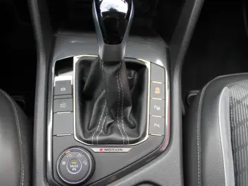 Volkswagen Tiguan 2.0TDI R-LINE4x4 MATRIX PANO 7SITZE NAVI