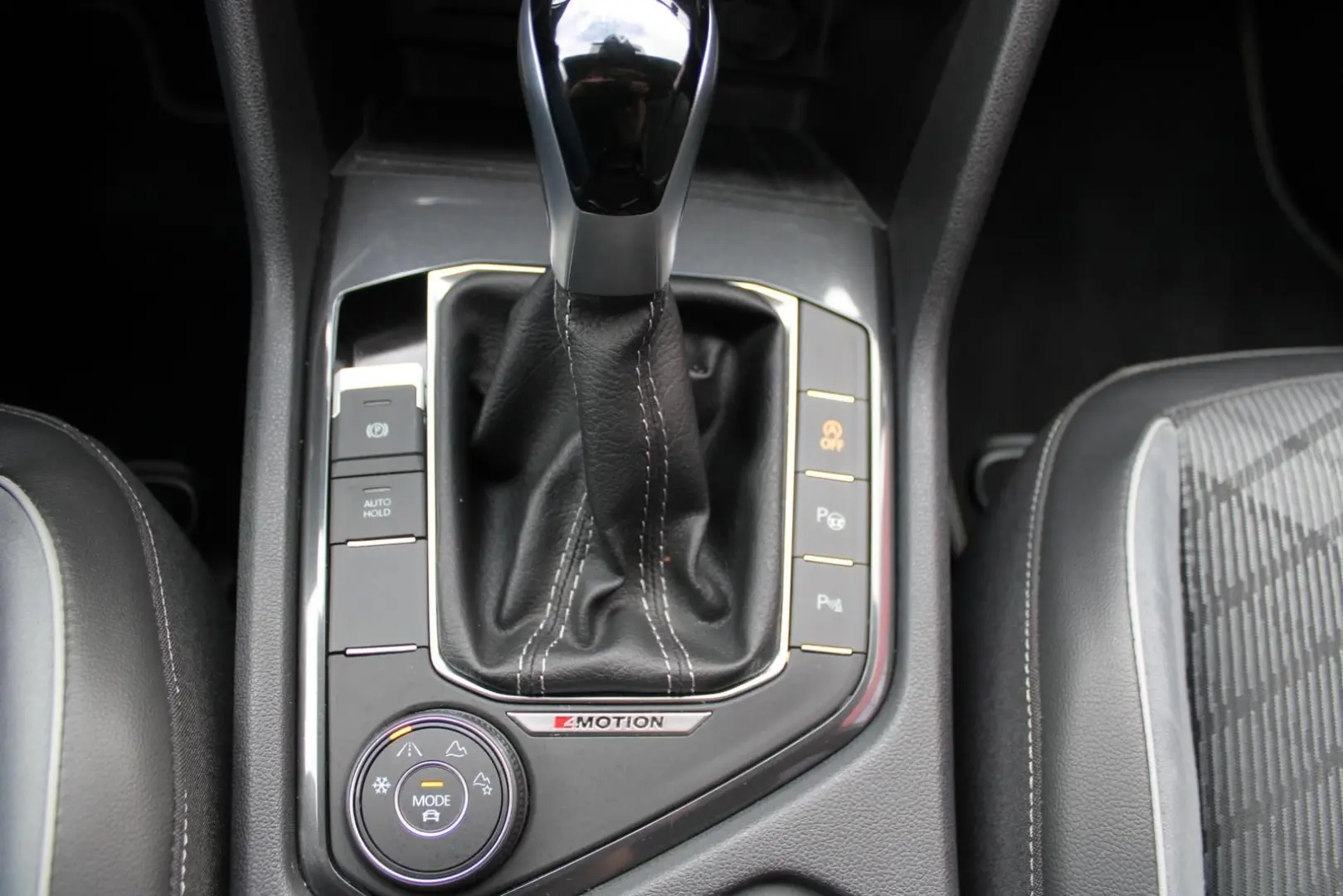 Volkswagen Tiguan 2.0TDI R-LINE4x4 MATRIX PANO 7SITZE NAVI