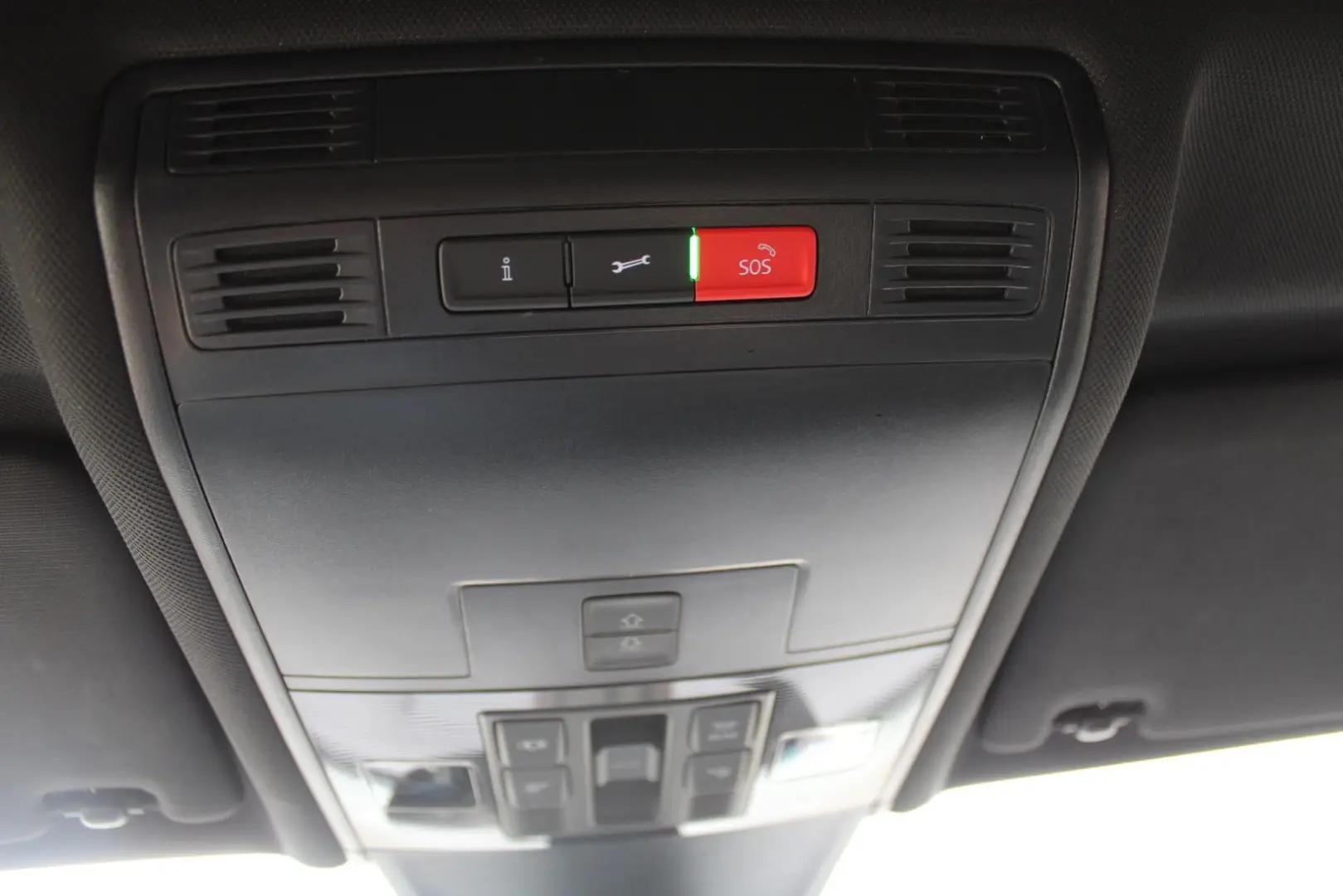 Volkswagen Tiguan 2.0TDI R-LINE4x4 MATRIX PANO 7SITZE NAVI