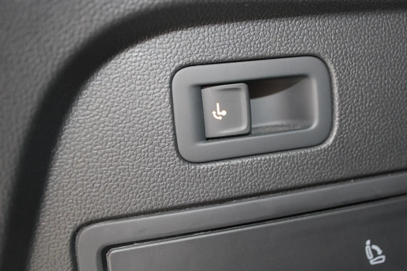 Volkswagen Tiguan 2.0TDI R-LINE4x4 MATRIX PANO 7SITZE NAVI