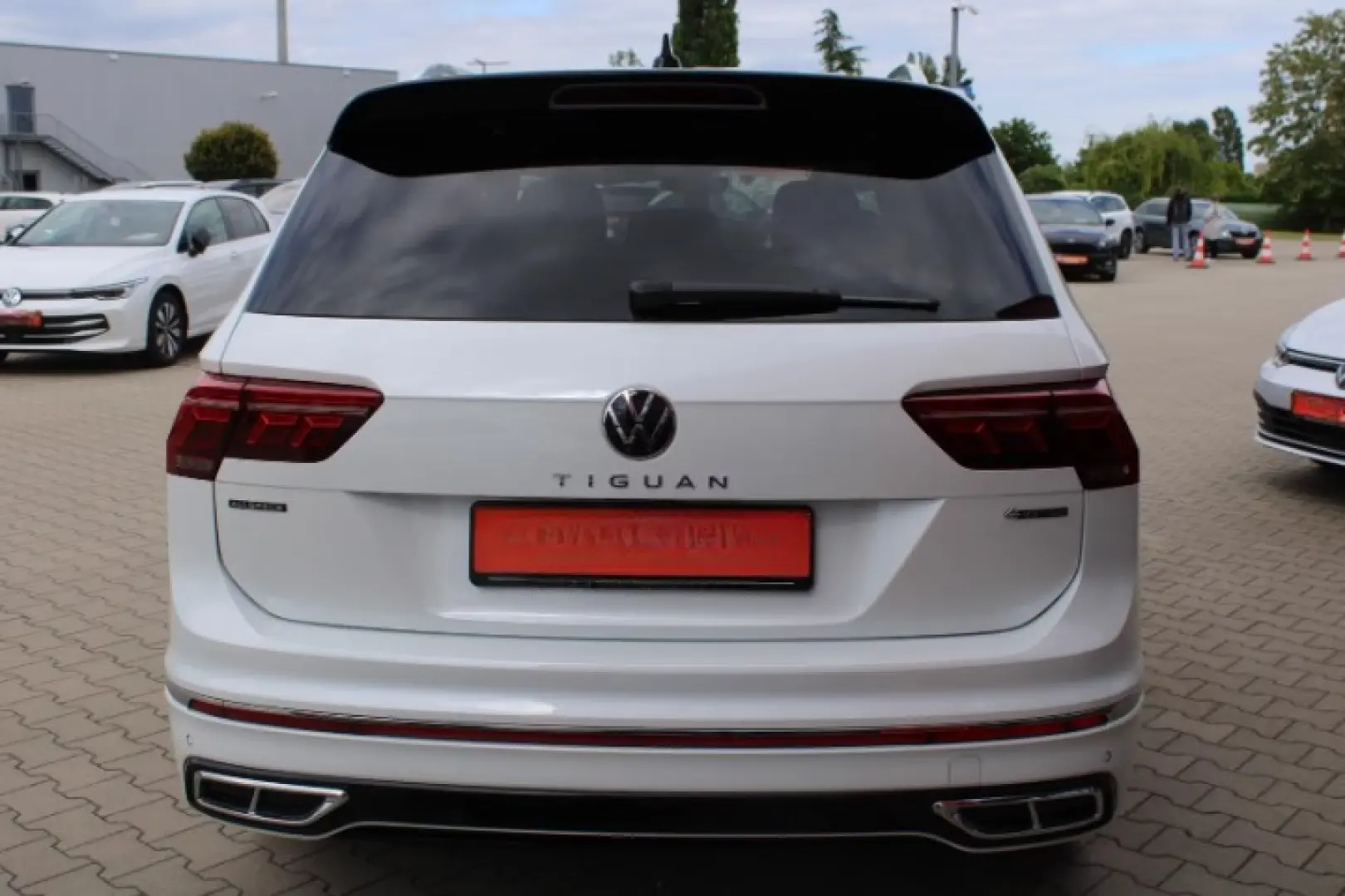 Volkswagen Tiguan 2.0TDI R-LINE4x4 MATRIX PANO 7SITZE NAVI