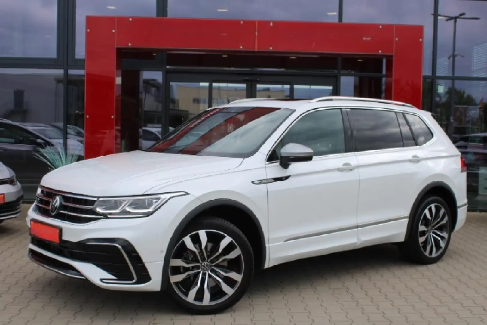 Volkswagen Tiguan 2.0TDI R-LINE4x4 MATRIX PANO 7SITZE NAVI
