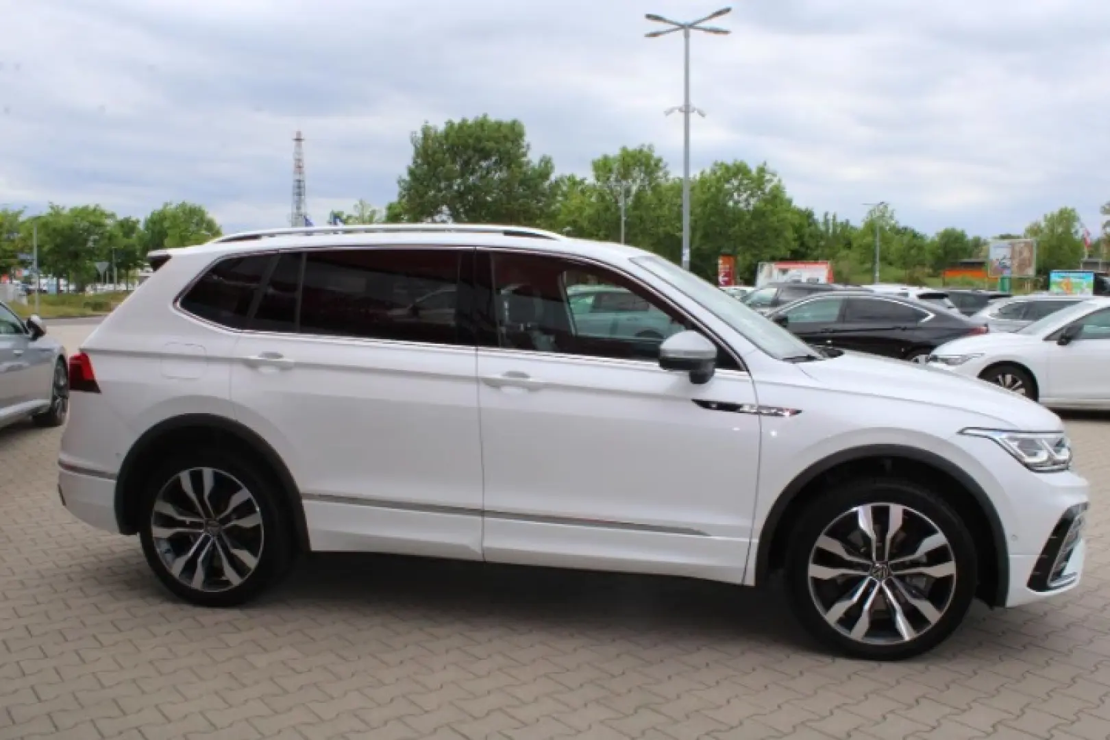 Volkswagen Tiguan 2.0TDI R-LINE4x4 MATRIX PANO 7SITZE NAVI