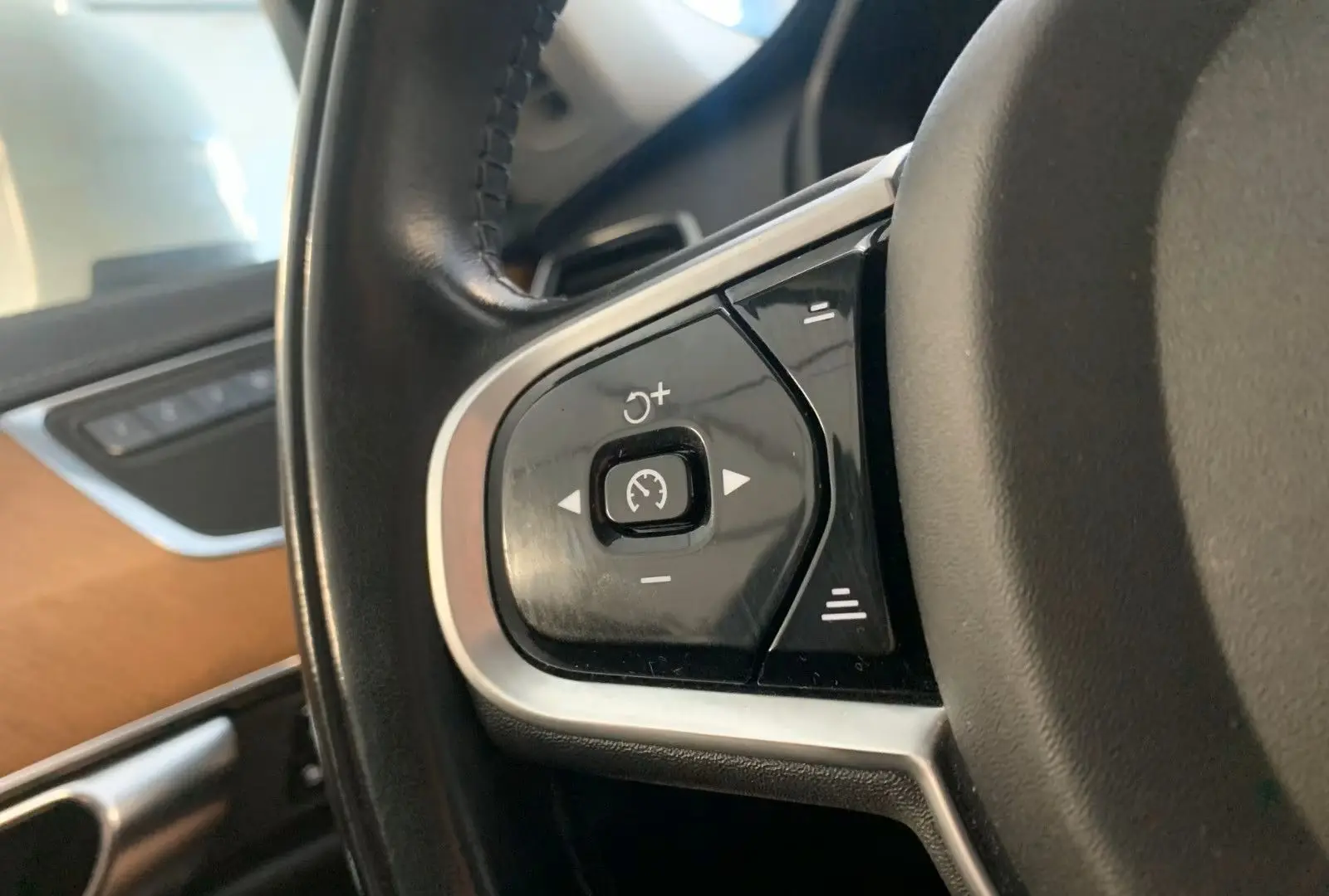 XC90 Plus Bright Hybrid 18 8kWh Memory 360K 20