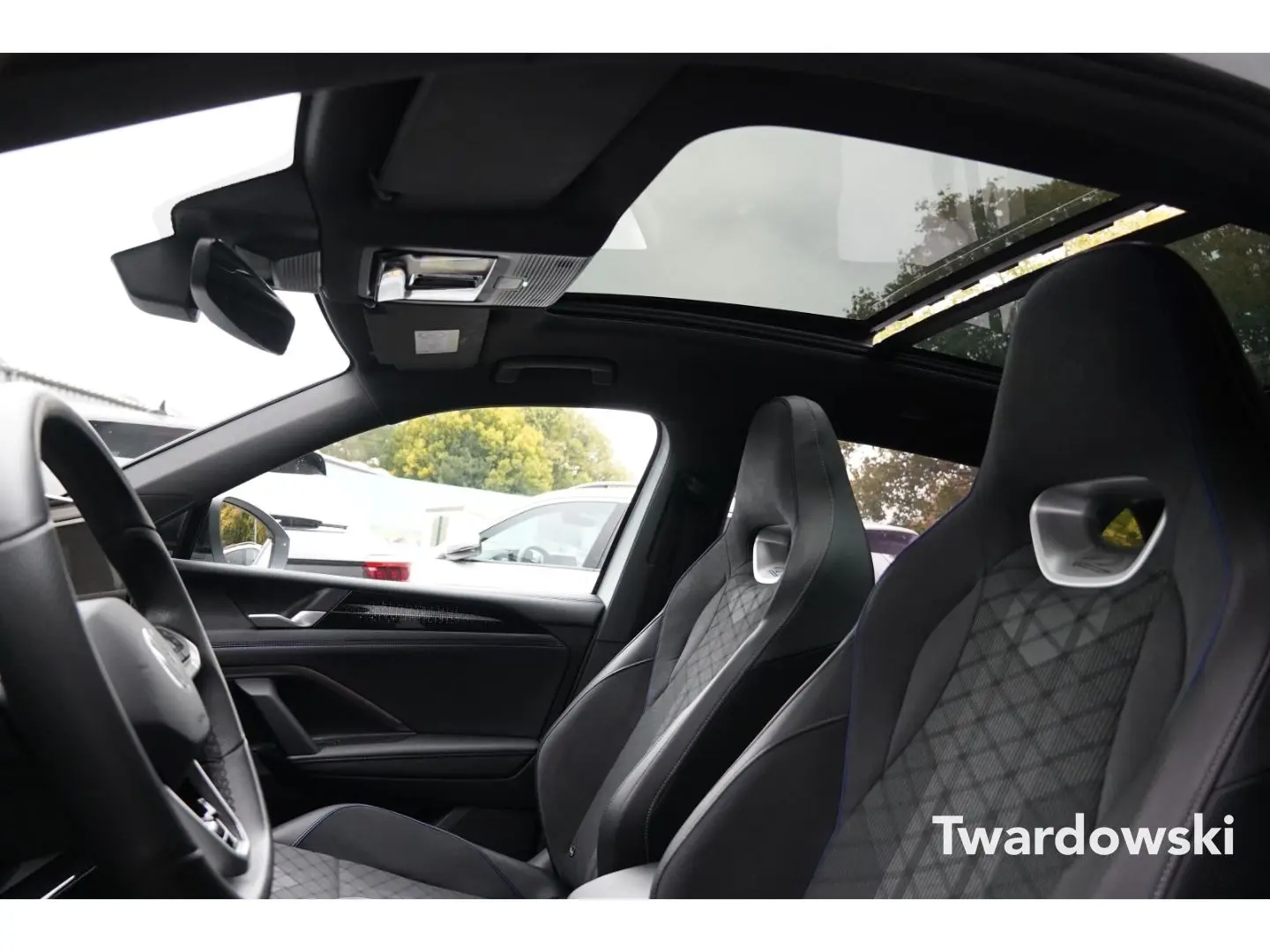 Tiguan R-Line AHK Pano 360  ACC Travel Matrix