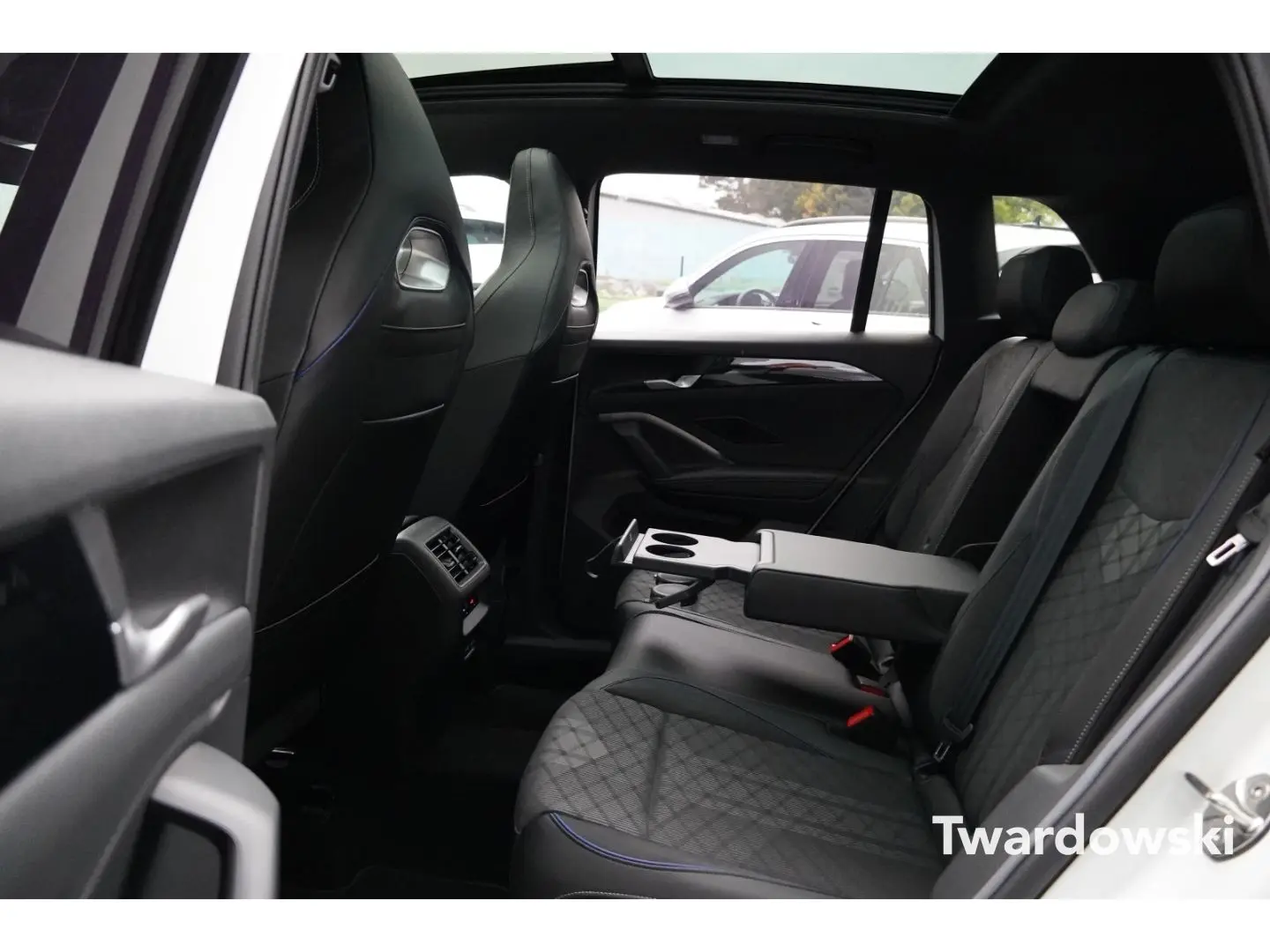 Tiguan R-Line AHK Pano 360  ACC Travel Matrix