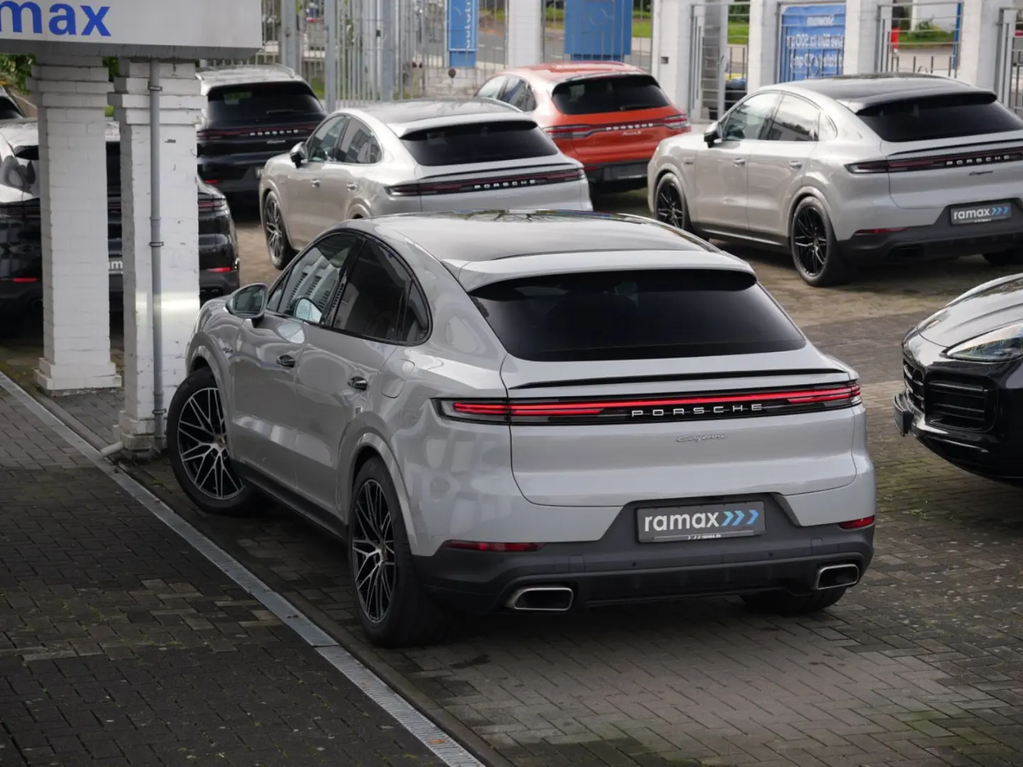 E-Hybrid Coupé ACC-LUFTF-PANO-HD-AHK-HUD-BOSE-RS