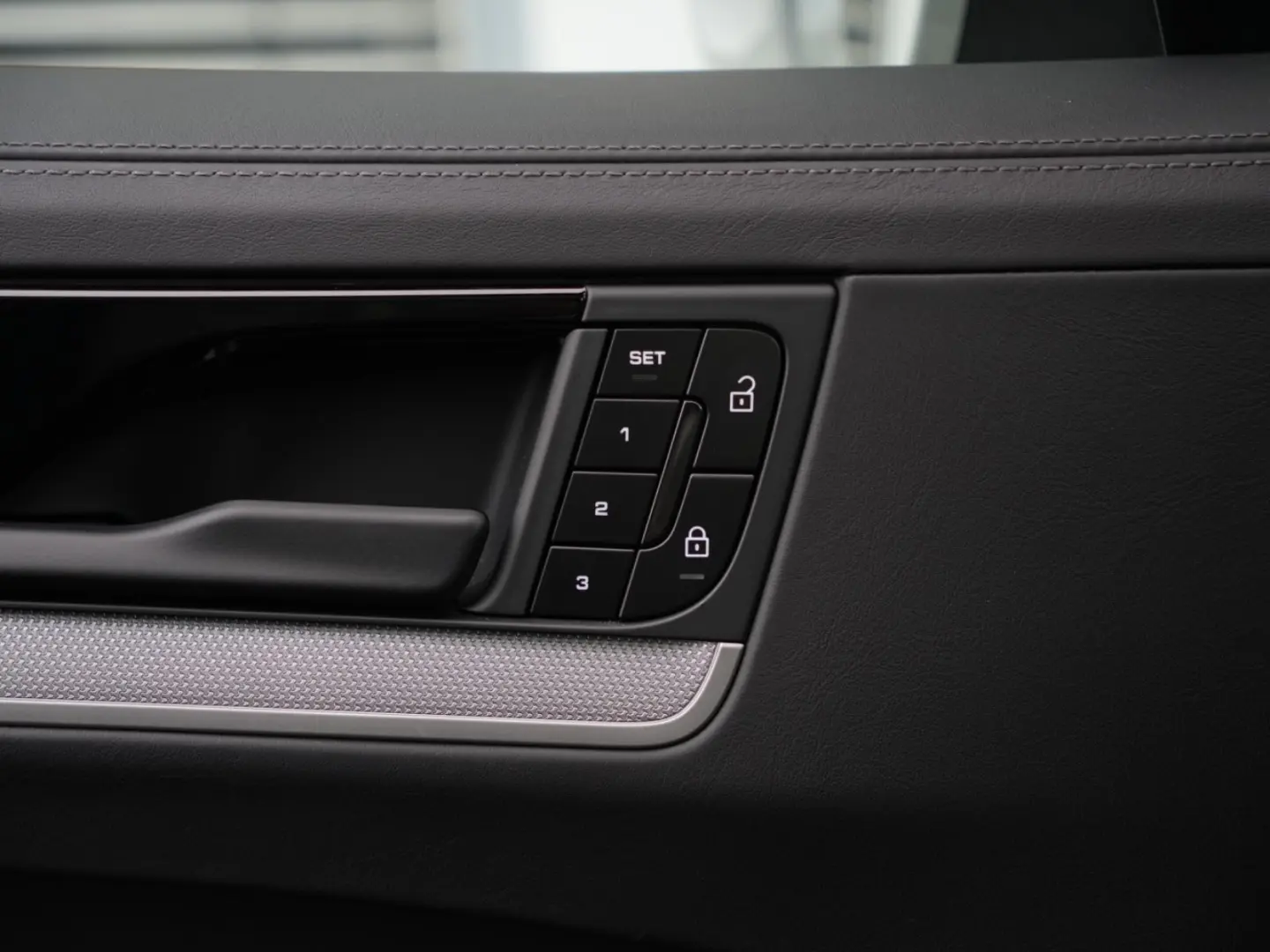 E-Hybrid Coupé ACC-LUFTF-PANO-HD-AHK-HUD-BOSE-RS