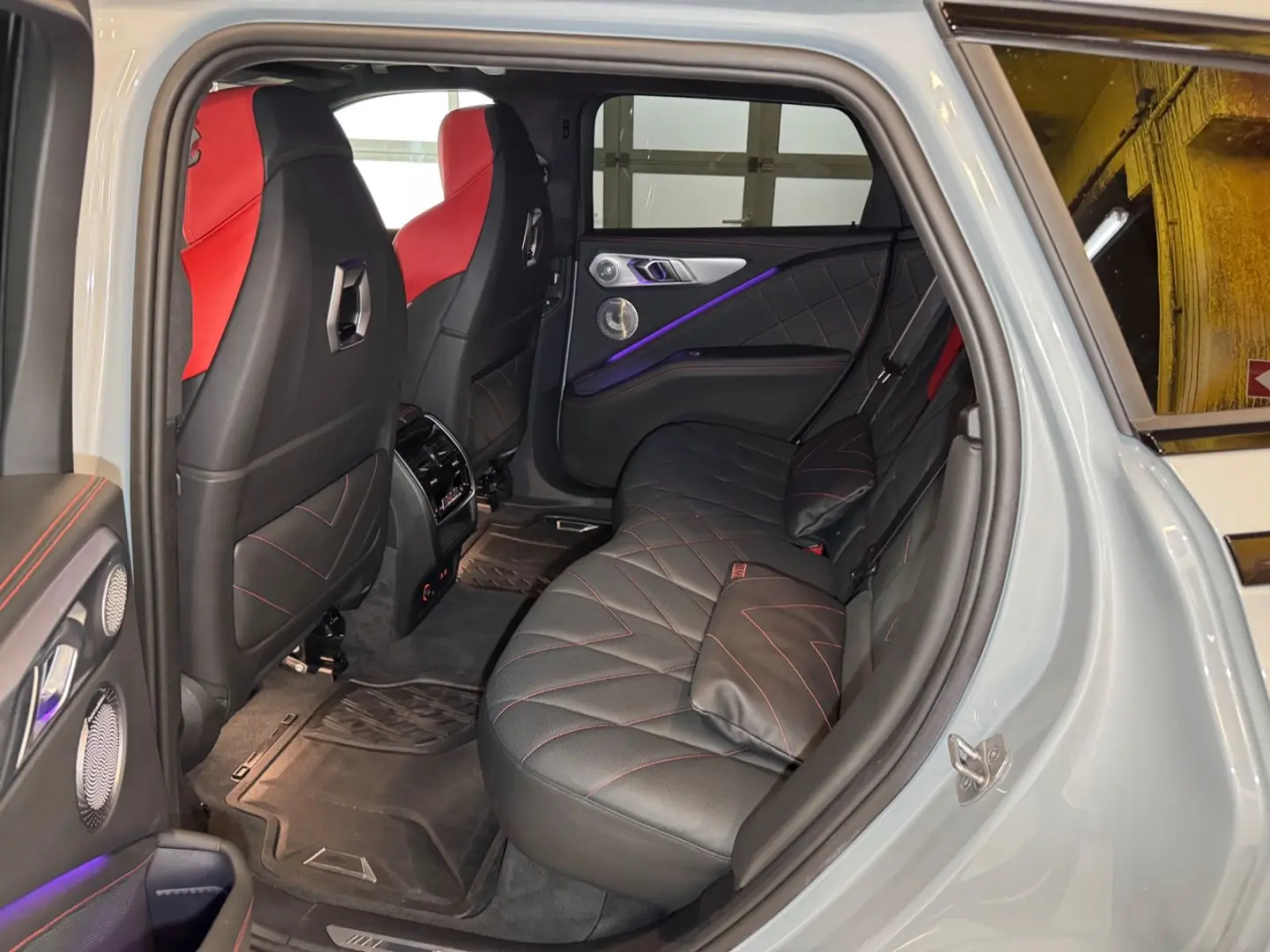 XM Label~BOWERS&WILKIN~HUD~KAMERA 360 ~23