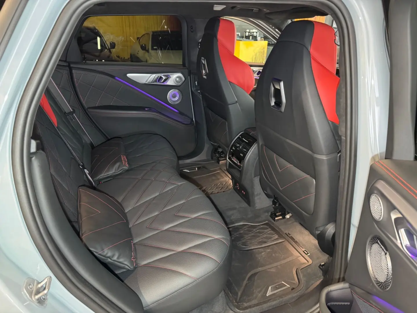 XM Label~BOWERS&WILKIN~HUD~KAMERA 360 ~23