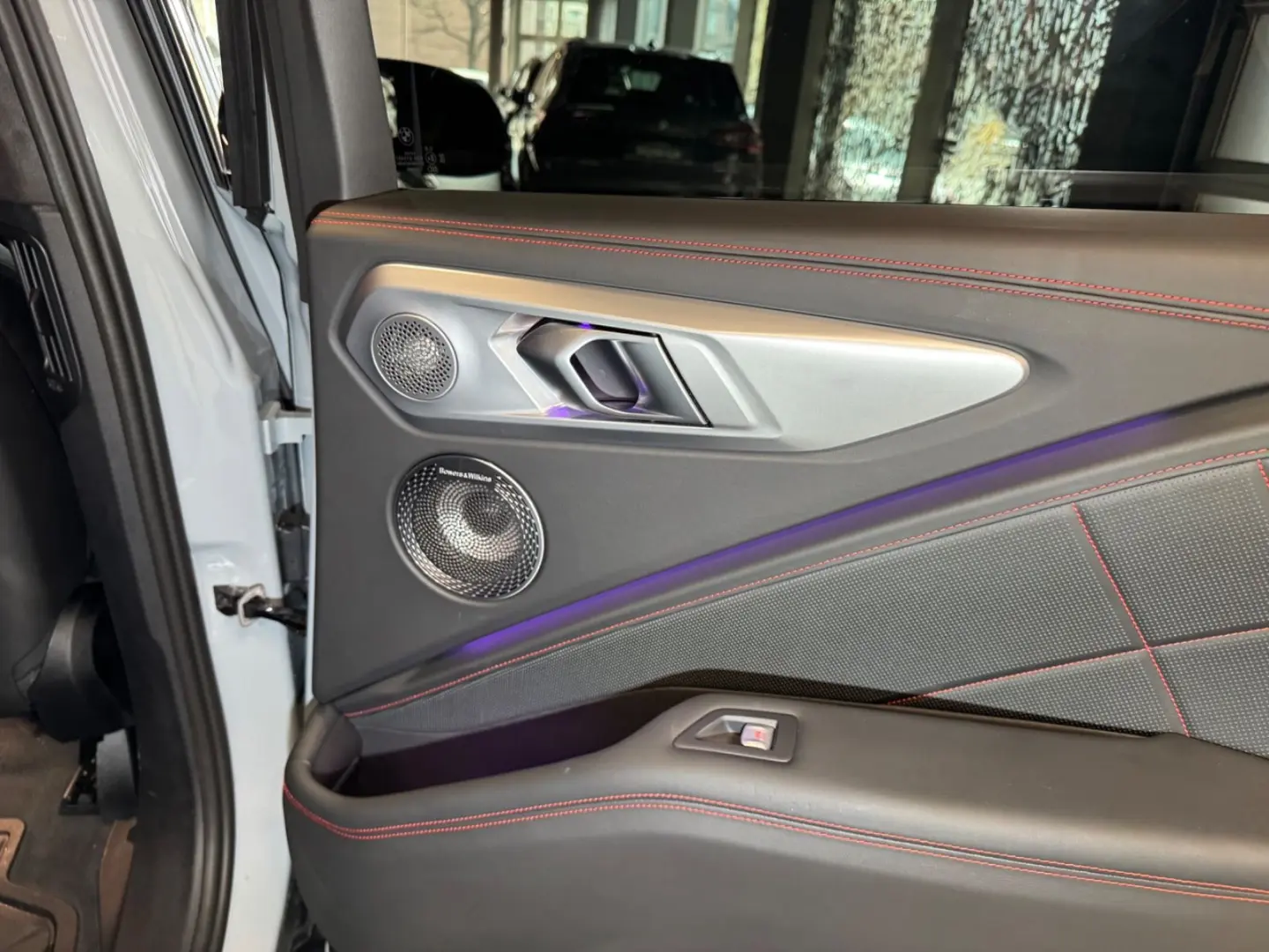 XM Label~BOWERS&WILKIN~HUD~KAMERA 360 ~23