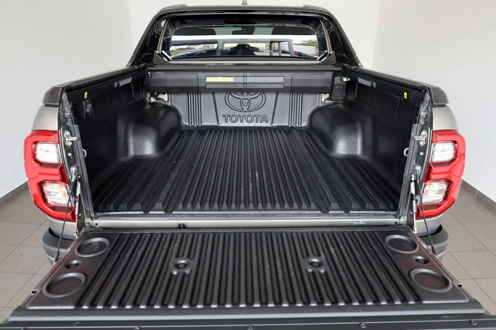 Hilux 2.8 D-4D Invincible Sport