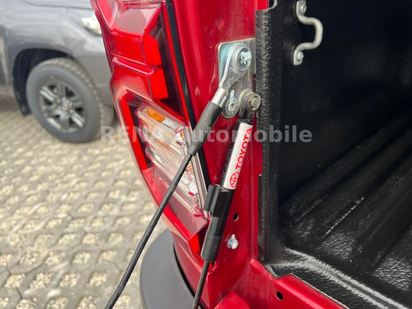 Hilux Invincible 2.8