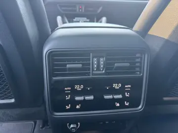 Cayenne S E-Hybrid DVD im Fond Beifahrerdisplay