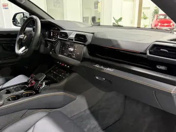 Urus SE 4.0 MY25 ANIMA B&O PANO HUD MASSAGE 23