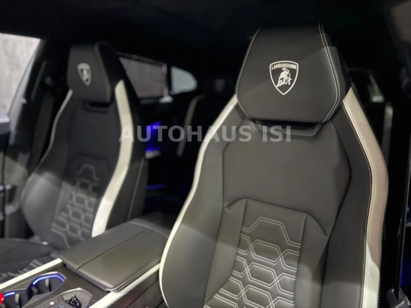 Urus SE BLU GRIFO MATT AD-PERSONAM CARBON 3D B&O