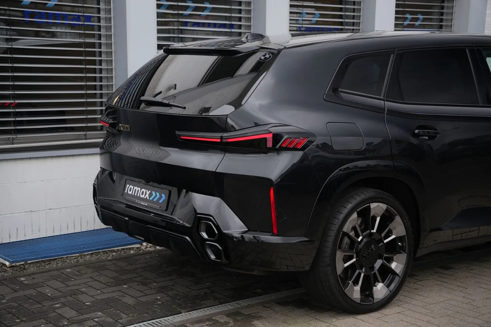 XM  BLACK EDITION-ACC-AHK-23M-LEDER SILVERSTONE