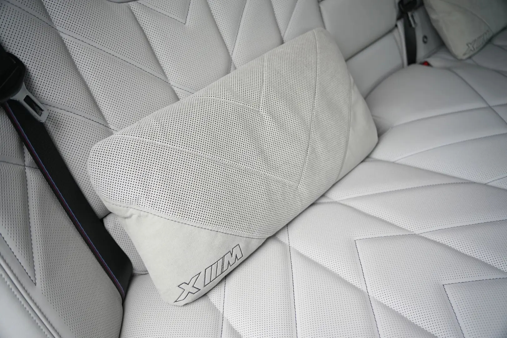 XM  BLACK EDITION-ACC-AHK-23M-LEDER SILVERSTONE