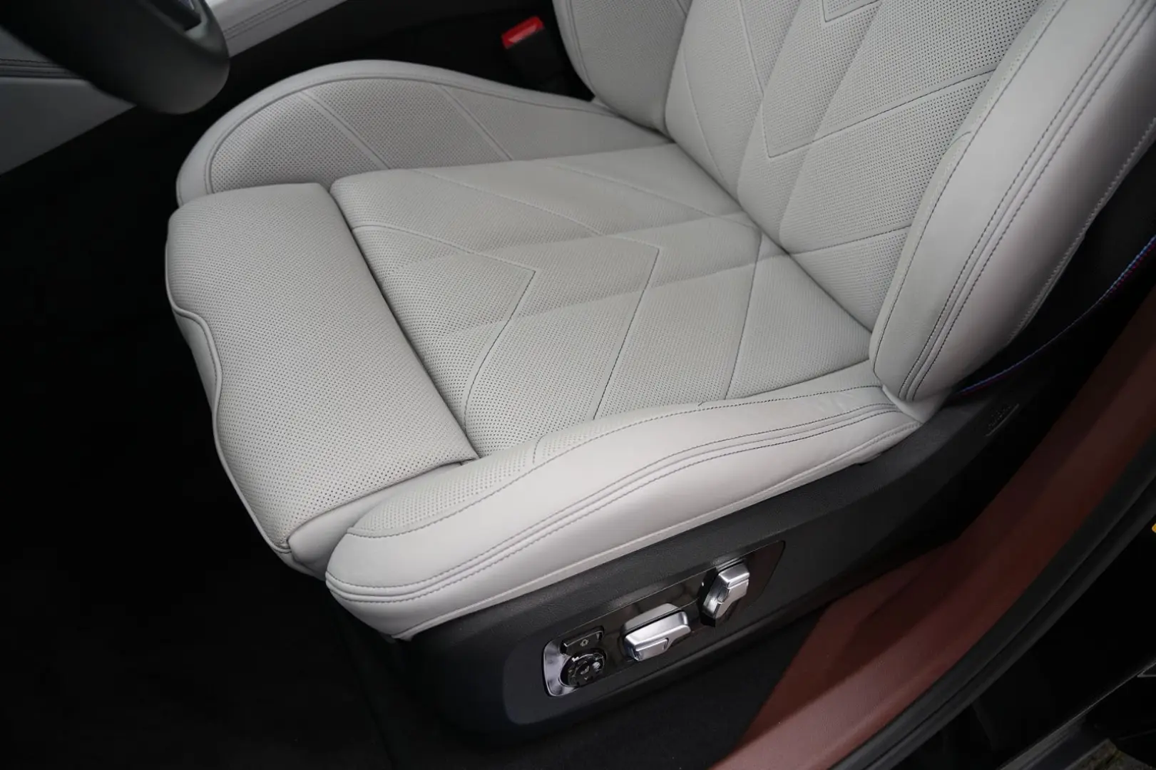 XM  BLACK EDITION-ACC-AHK-23M-LEDER SILVERSTONE